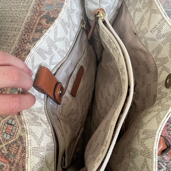 Michael Kors Hamilton Large Bag - Picture 12 of 13